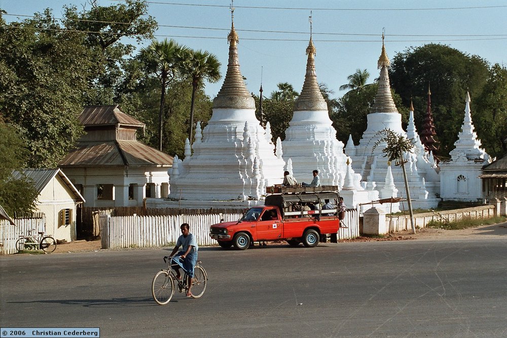 2006-02-13 (20) Mandalay - Pagodas and public transportation.jpg