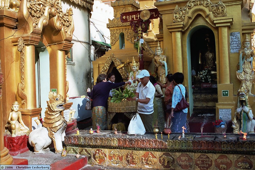 2006-02-22 (06) Rangoon - Shwedagon Pagoda.jpg