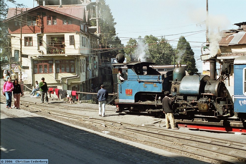 2006-02-28 (10) Darjeeling station.jpg