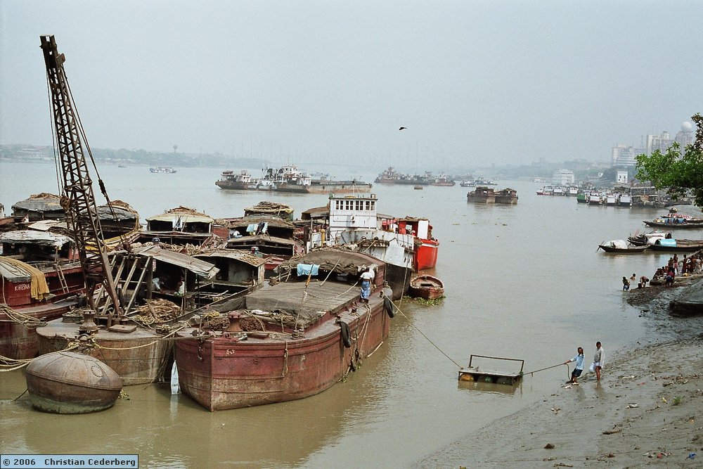 2006-03-01 (20) Calcutta - Hooghly river.jpg