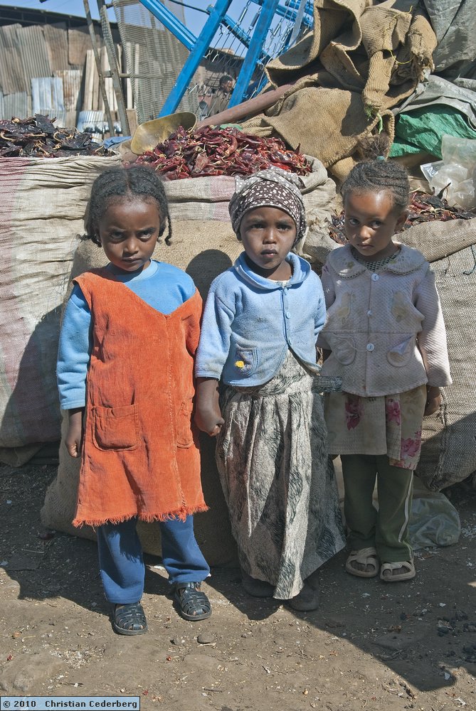 2010-01-30 10.13 Asmara children at the scrap market.jpg