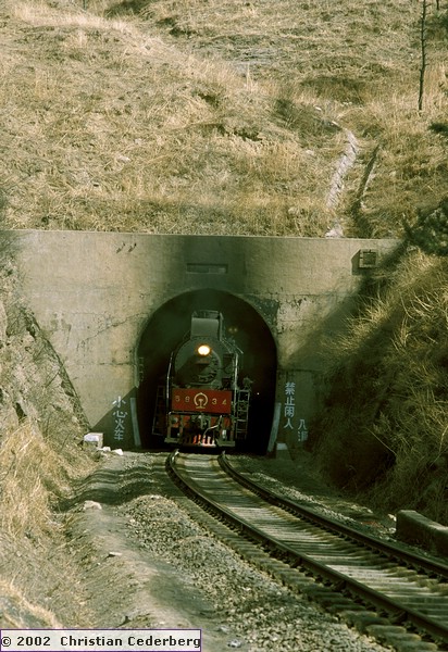 Chengde - JS p vej ud af tunnel.jpg
