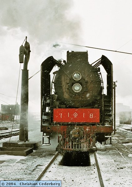 2004-12-04 (10) Baiqi engine depot - QJ 7118 - front.jpg