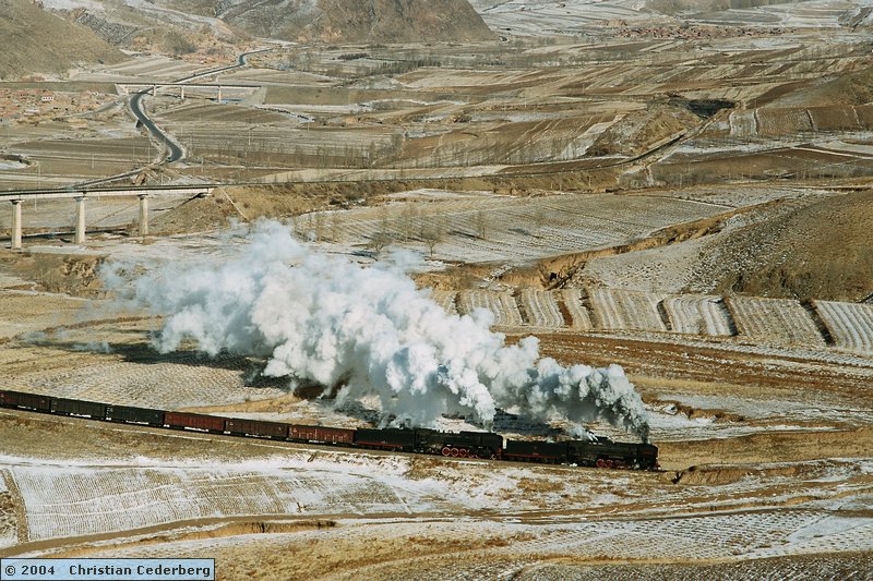 2004-12-09 (18) QJ 7048 and QJ 6828 with freight train to Daban. Seen from Kodachrome Hill.jpg