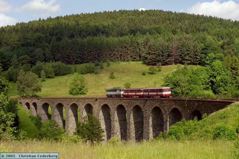 2005-06-23 (20) Novina viaduct with passenger train Ceska Lipa - Liberec.jpg