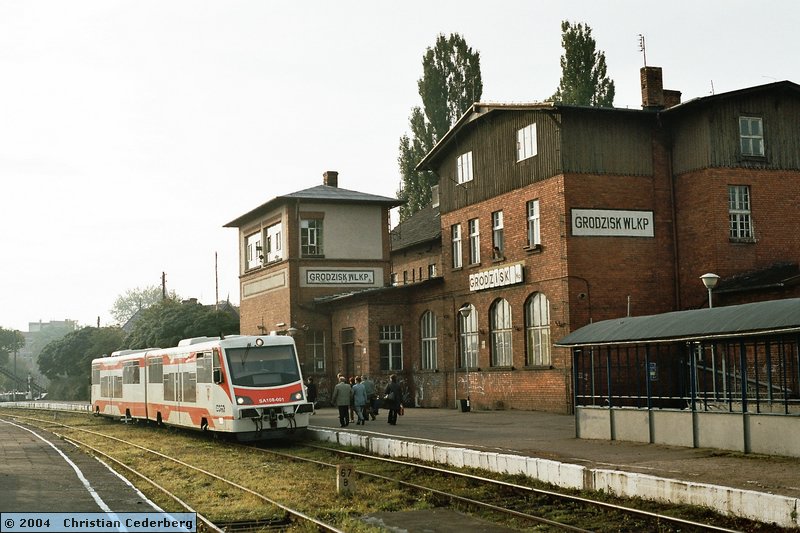 2004-10-05 Grodzisk Station with DMU.jpg