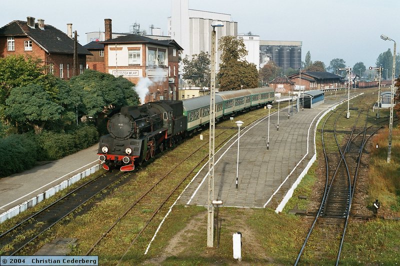 2004-10-05 Ol-49-7 arriving at Grodzisk Station.jpg