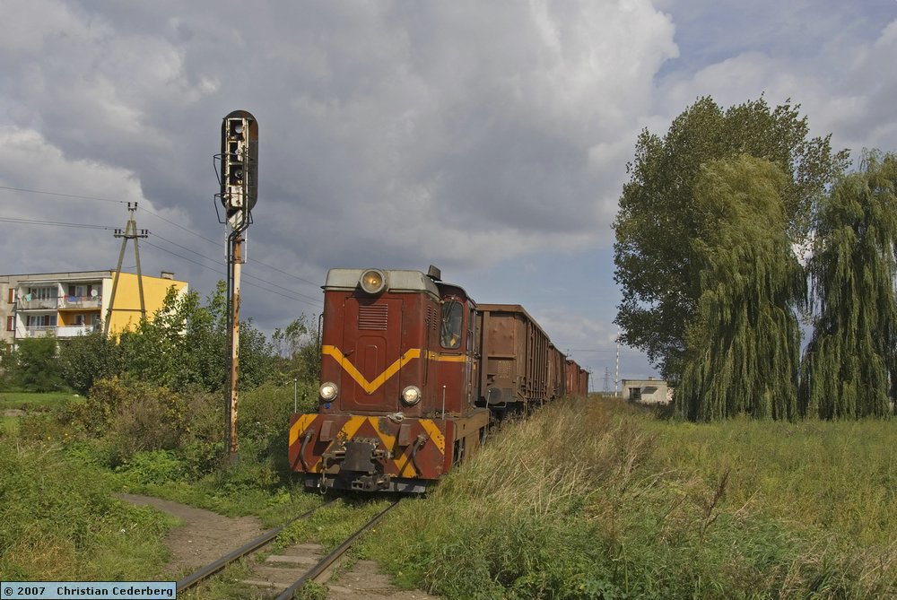 2007-09-13 (04) Ldx2 with freight train at Krosniewice Blonie.jpg